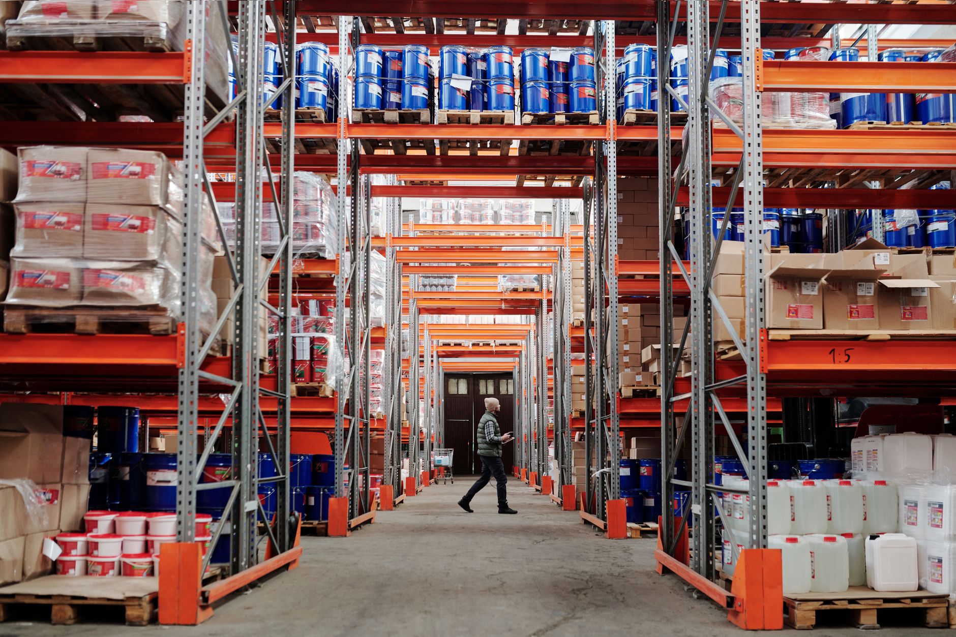 Large-scale technology hardware storage and logistics warehouse
